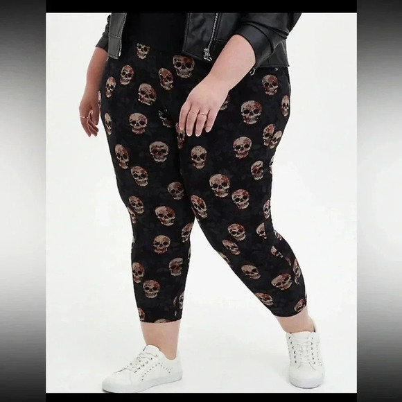 Torrid Black Floral Skull Crop Leggings 0 - Picture 2 of 5